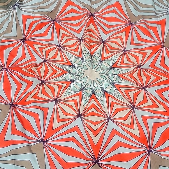 2 beautiful silk scarves/wraps with rolled egdes - Picture 6 of 6